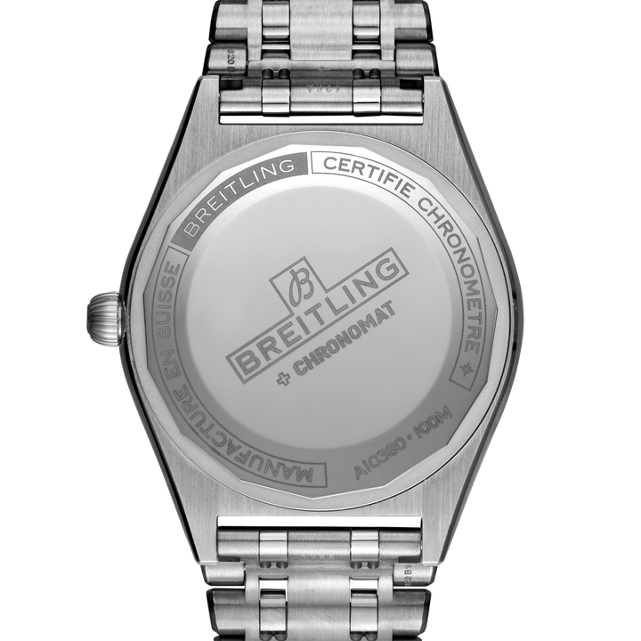 Relógio Breitling Chronomat em aço inoxidável com acabamento polido. O relógio tem uma caixa redonda com o logotipo da Breitling e ‘Certifie Chronometre’ inscritos no centro. A coroa é visível no lado direito da caixa, indicando sua função para ajuste de tempo. A pulseira apresenta elos largos com um fecho de implantação.