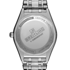 Relógio Breitling Chronomat em aço inoxidável com acabamento polido. O relógio tem uma caixa redonda com o logotipo da Breitling e ‘Certifie Chronometre’ inscritos no centro. A coroa é visível no lado direito da caixa, indicando sua função para ajuste de tempo. A pulseira apresenta elos largos com um fecho de implantação.