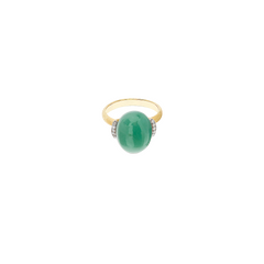 imagem do Anel Amuleti Amazónia com aventurina verde no centro, rodeada de diamantes e ouro 18k