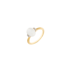 imagem frontal do anel com uma pedra da lua com aro em ouro 18kt e rodeado de diamantes