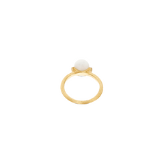 imagem de vista imferior do anel Amuleti White Desert com uma pedra da lua com aro em ouro 18kt