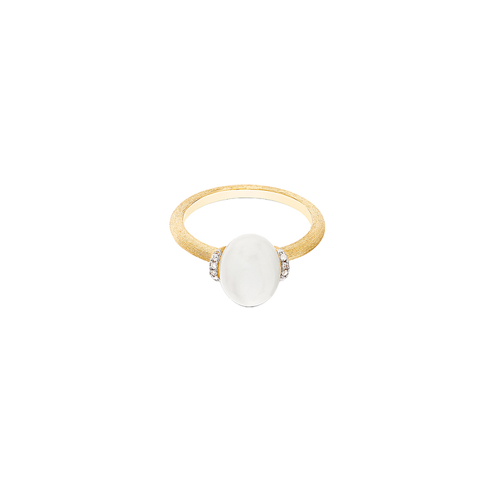 imagem de vista frontal deitada do anel Amuleti White Desert com uma pedra da lua com aro em ouro 18kt e rodeado de diamantes