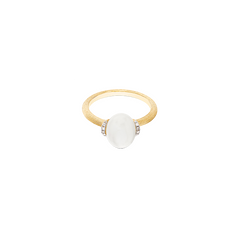 imagem de vista frontal deitada do anel Amuleti White Desert com uma pedra da lua com aro em ouro 18kt e rodeado de diamantes