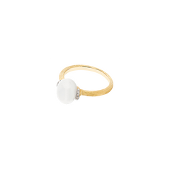 imagem de vista deitada e lateral do anel Amuleti White Desert com uma pedra da lua com aro em ouro 18kt e rodeado de diamantes