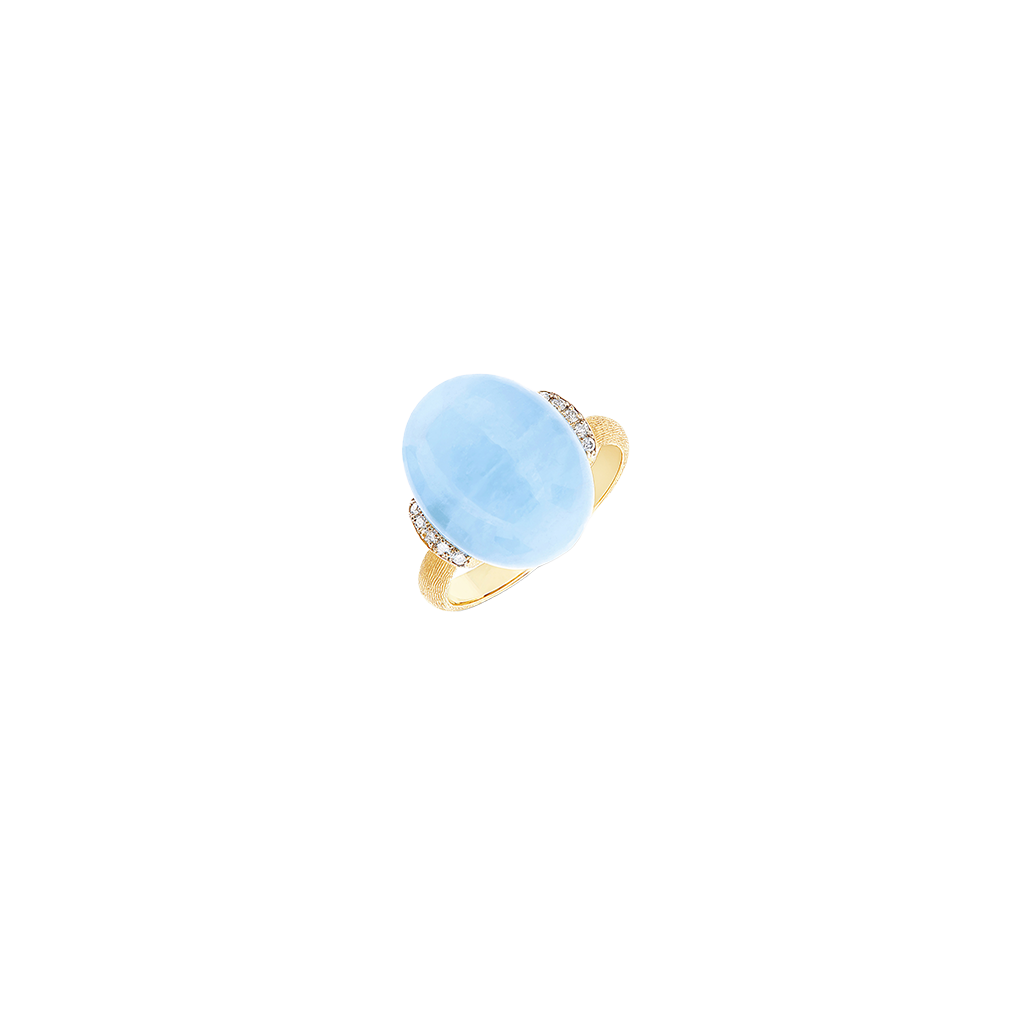 imagem do anel Amuleti azure com pedra água-marinha leitosa rodeado de diamantes nas laterais e com aro em ouro de 18k
