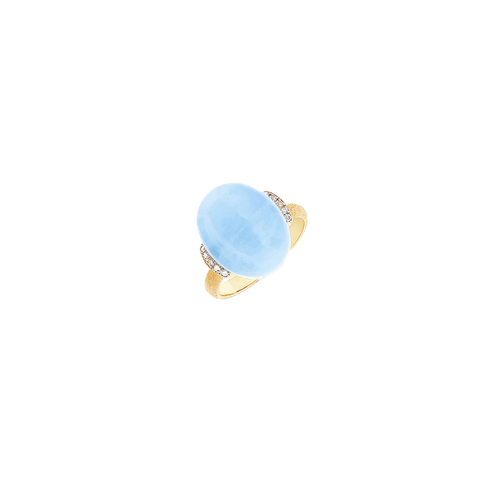 imagem do anel Amuleti azure com pedra água-marinha leitosa rodeado de diamantes nas laterais e com aro em ouro de 18k