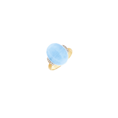 imagem do anel Amuleti azure com pedra água-marinha leitosa rodeado de diamantes nas laterais e com aro em ouro de 18k