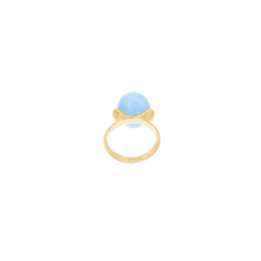 imagem de vista inferior do anel Amuleti azure com pedra água-marinha leitosa rodeado com aro em ouro de 18k