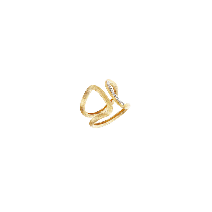 Um anel de ouro com um design único e contemporâneo, exibindo uma estrutura aberta com duas faixas que se entrelaçam. Uma das faixas é lisa, enquanto a outra é adornada com pequenos diamantes, conferindo um toque de sofisticação e brilho à joia. 