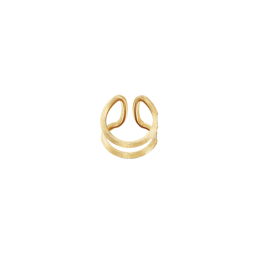 image inferior de um anel de ouro com um design único e contemporâneo, exibindo uma estrutura aberta com duas faixas que se entrelaçam. Uma das faixas é lisa, enquanto a outra é adornada com pequenos diamantes, conferindo um toque de sofisticação e brilho à joia. 
