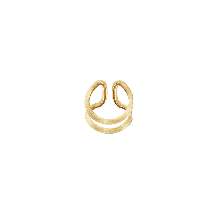 image inferior de um anel de ouro com um design único e contemporâneo, exibindo uma estrutura aberta com duas faixas que se entrelaçam. Uma das faixas é lisa, enquanto a outra é adornada com pequenos diamantes, conferindo um toque de sofisticação e brilho à joia. 