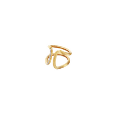 imagem lateral de um anel de ouro com um design único e contemporâneo, exibindo uma estrutura aberta com duas faixas que se entrelaçam. Uma das faixas é lisa, enquanto a outra é adornada com pequenos diamantes, conferindo um toque de sofisticação e brilho à joia. 