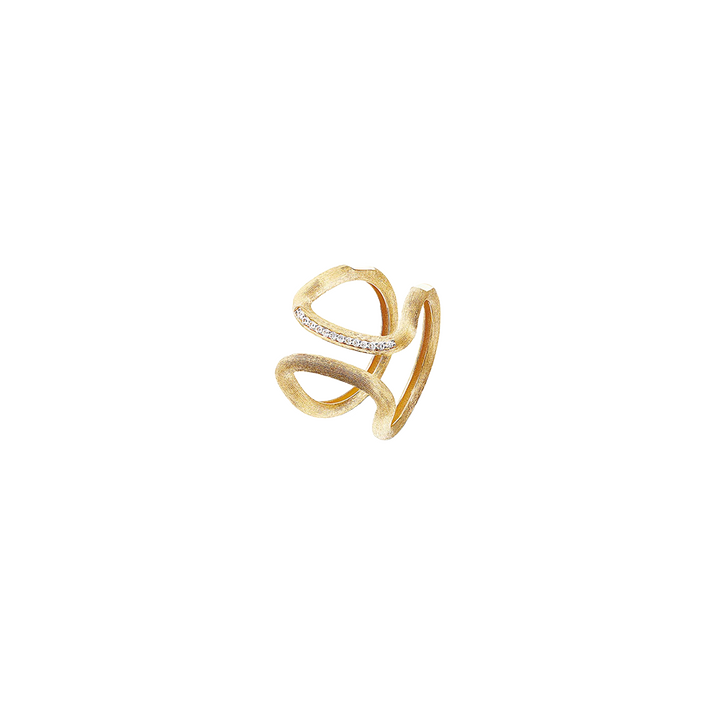 imagem lateral de um anel de ouro com um design único e contemporâneo, exibindo uma estrutura aberta com duas faixas que se entrelaçam. Uma das faixas é lisa, enquanto a outra é adornada com pequenos diamantes, conferindo um toque de sofisticação e brilho à joia. 