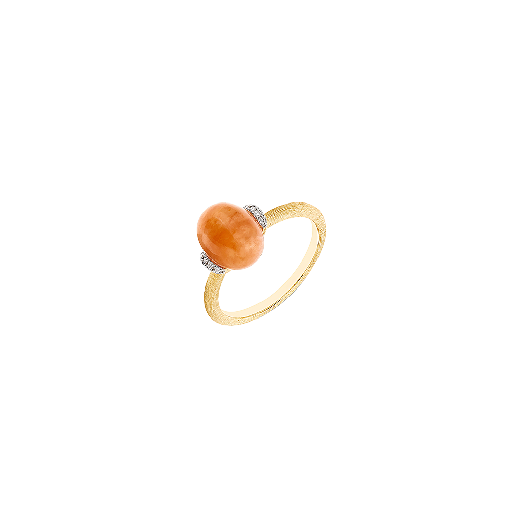 imagem completa do Anel amuleti Petra com uma aventurina laranja em aro de ouro 18k e rodeada de diamantes