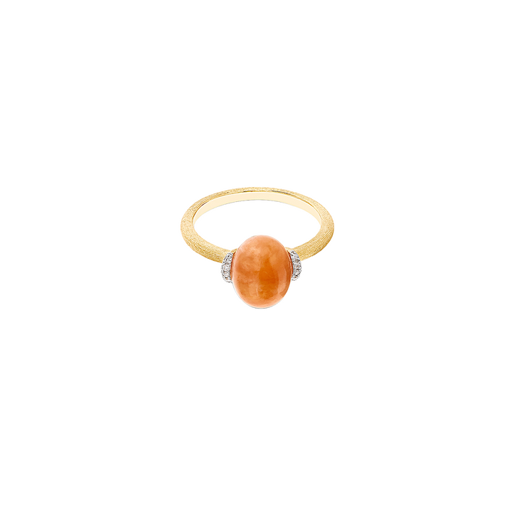 imagem completa do Anel amuleti Petra deitadocom uma aventurina laranja em aro de ouro 18k e rodeada de diamantes