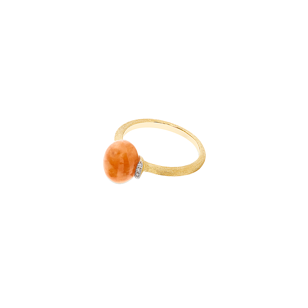 imagem lateral completa do Anel amuleti Petra com uma aventurina laranja em aro de ouro 18k e rodeada de diamantes