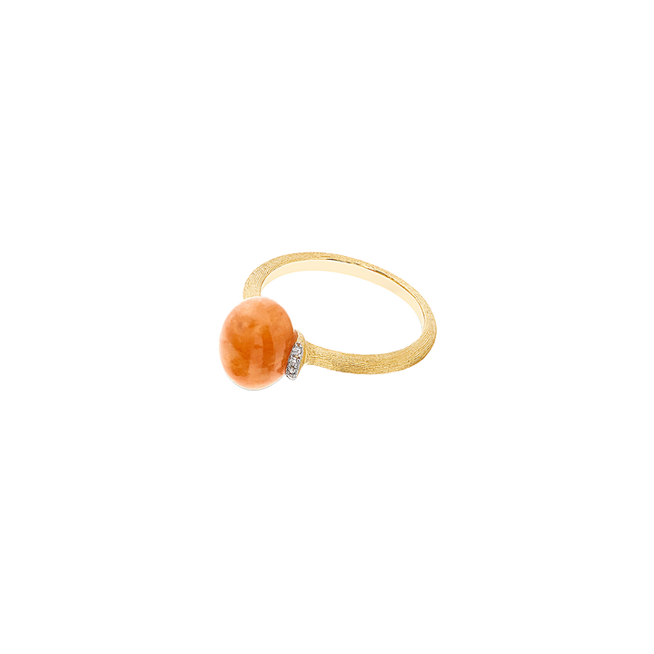imagem lateral completa do Anel amuleti Petra com uma aventurina laranja em aro de ouro 18k e rodeada de diamantes