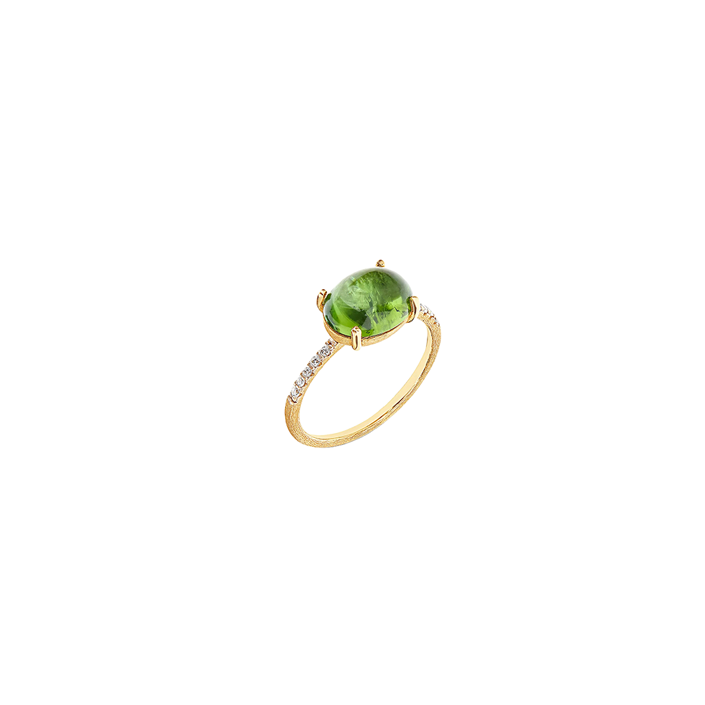 Anel de ouro com uma grande turmalina verde em formato oval no centro, cercada por pequenos diamantes incrustados na banda. A banda do anel é fina e delicada, com um acabamento polido que complementa o brilho dos diamantes e a cor vibrante da turmalina.