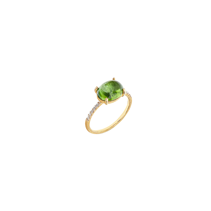 Anel de ouro com uma grande turmalina verde em formato oval no centro, cercada por pequenos diamantes incrustados na banda. A banda do anel é fina e delicada, com um acabamento polido que complementa o brilho dos diamantes e a cor vibrante da turmalina.