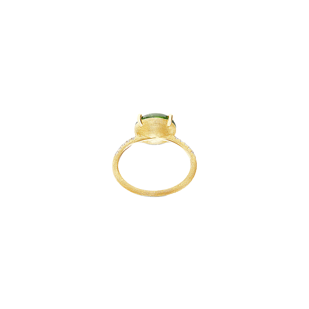 Imagem de um anel de ouro com uma banda texturizada e uma única pedra preciosa verde grande, montada em uma configuração de quatro garras