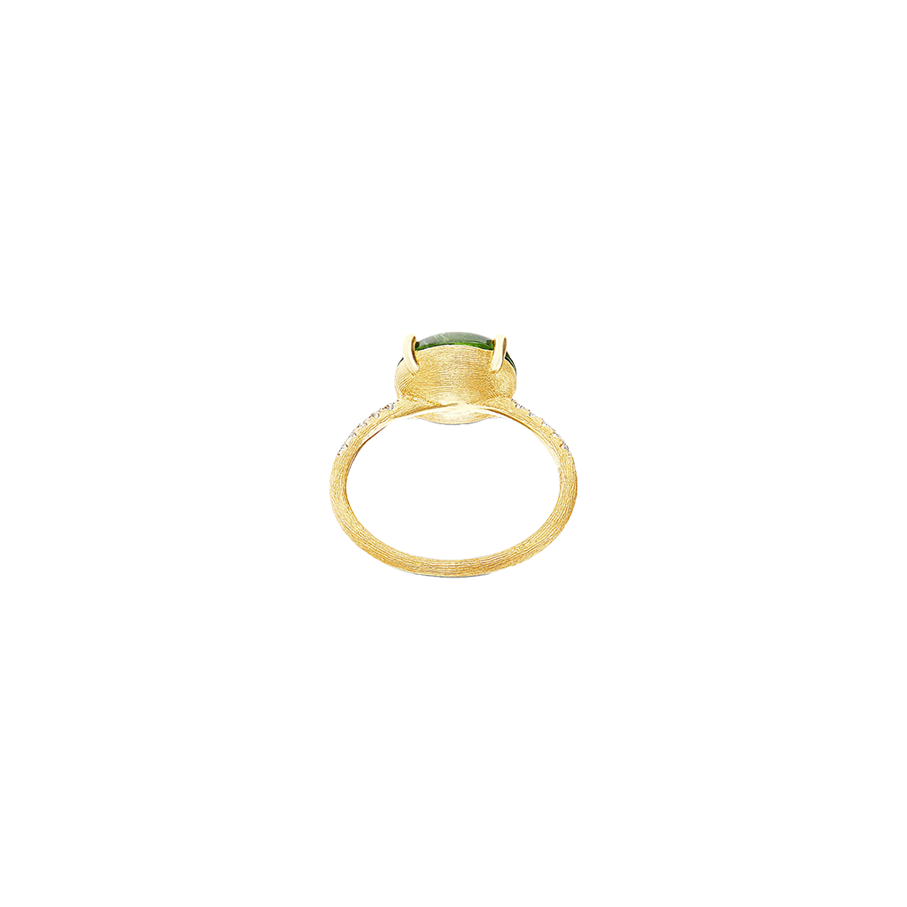 Imagem de um anel de ouro com uma banda texturizada e uma única pedra preciosa verde grande, montada em uma configuração de quatro garras