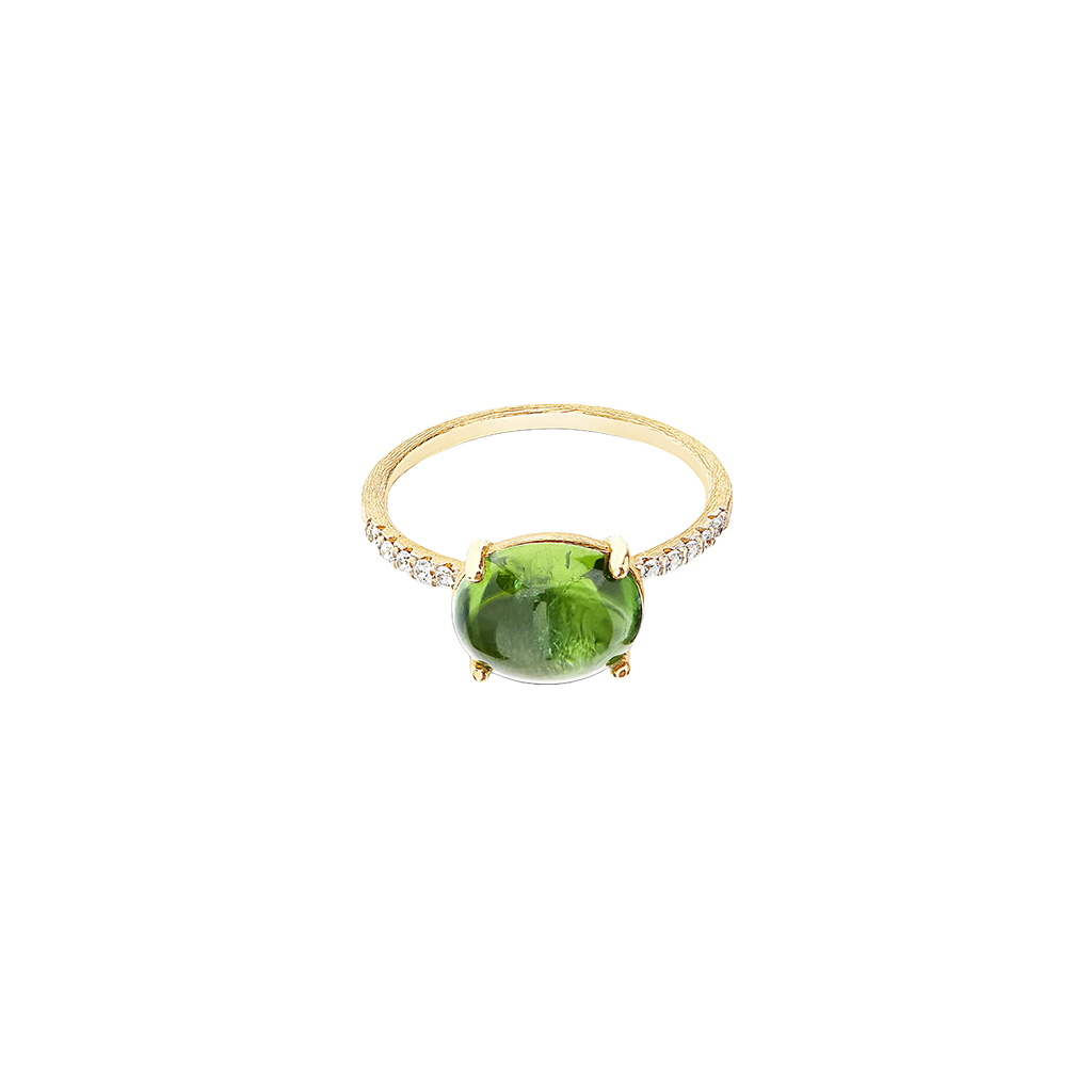  Um anel elegante com uma grande pedra preciosa peridoto oval no centro, montada em uma banda de ouro. A banda é adornada com pequenos diamantes redondos que se estendem até a metade da circunferência, adicionando brilho e contraste ao verde vibrante do peridoto. O anel é exibido contra um fundo branco simples, destacando suas cores e detalhes de design.