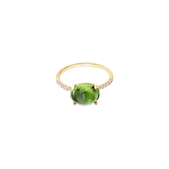  Um anel elegante com uma grande pedra preciosa peridoto oval no centro, montada em uma banda de ouro. A banda é adornada com pequenos diamantes redondos que se estendem até a metade da circunferência, adicionando brilho e contraste ao verde vibrante do peridoto. O anel é exibido contra um fundo branco simples, destacando suas cores e detalhes de design.