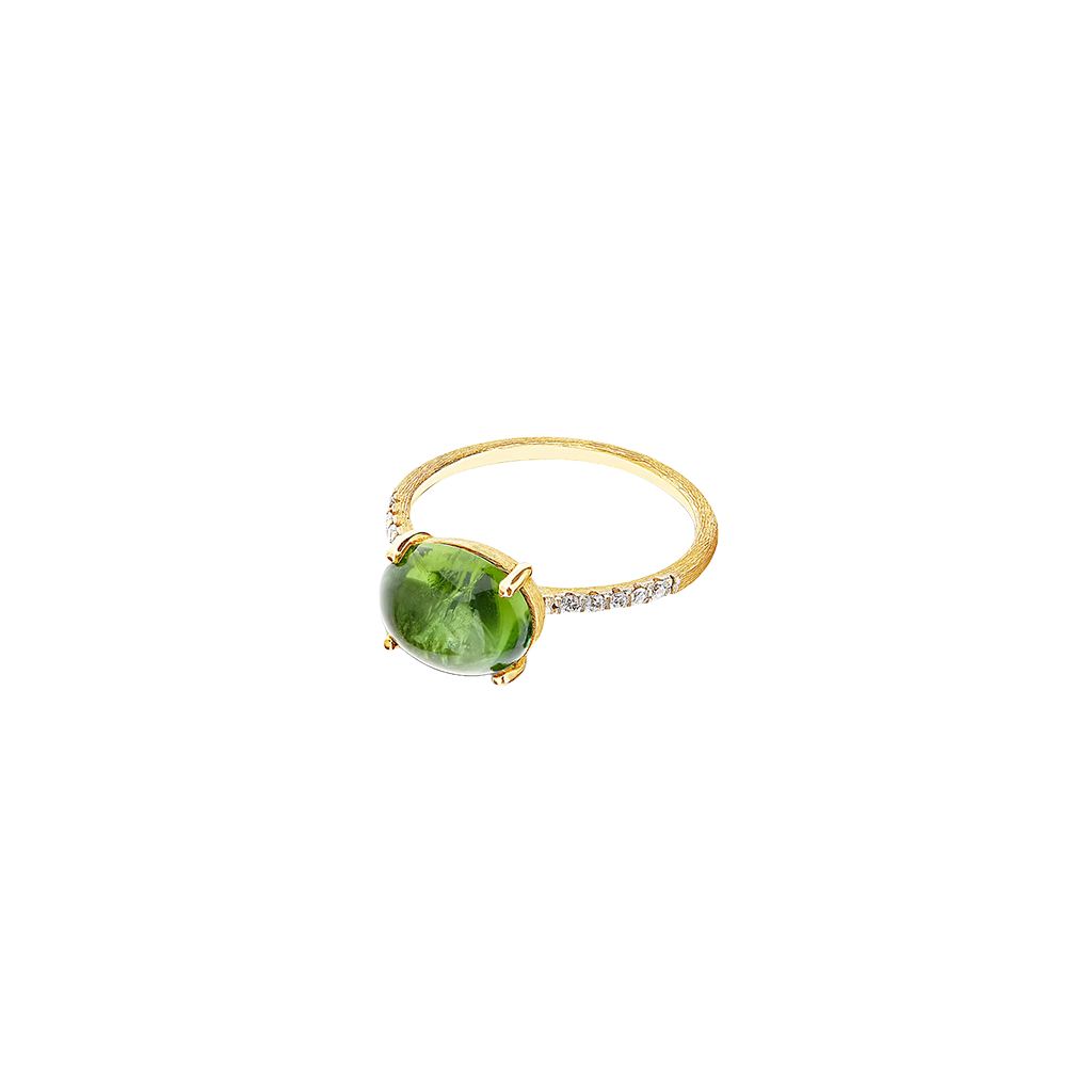 Imagem de um anel de ouro com uma grande pedra preciosa verde oval no centro. A banda do anel é adornada com pequenos diamantes redondos que se estendem até a metade da circunferência. A configuração da pedra verde tem quatro garras, e o design geral é elegante e refinado. O fundo é branco, destacando as cores e detalhes da joia.