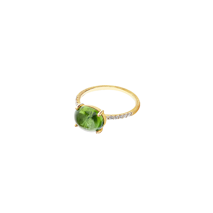 Imagem de um anel de ouro com uma grande pedra preciosa verde oval no centro. A banda do anel é adornada com pequenos diamantes redondos que se estendem até a metade da circunferência. A configuração da pedra verde tem quatro garras, e o design geral é elegante e refinado. O fundo é branco, destacando as cores e detalhes da joia.