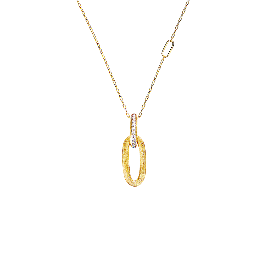 Um colar de ouro delicado com um pingente central apresentando uma forma oval alongada, possivelmente incrustada com pequenos diamantes, dando-lhe um brilho sutil. O pingente está ligado a uma fina corrente de ouro que tem um pequeno fecho redondo para fixar o colar. O fundo é branco puro, destacando a elegância e simplicidade da joia.