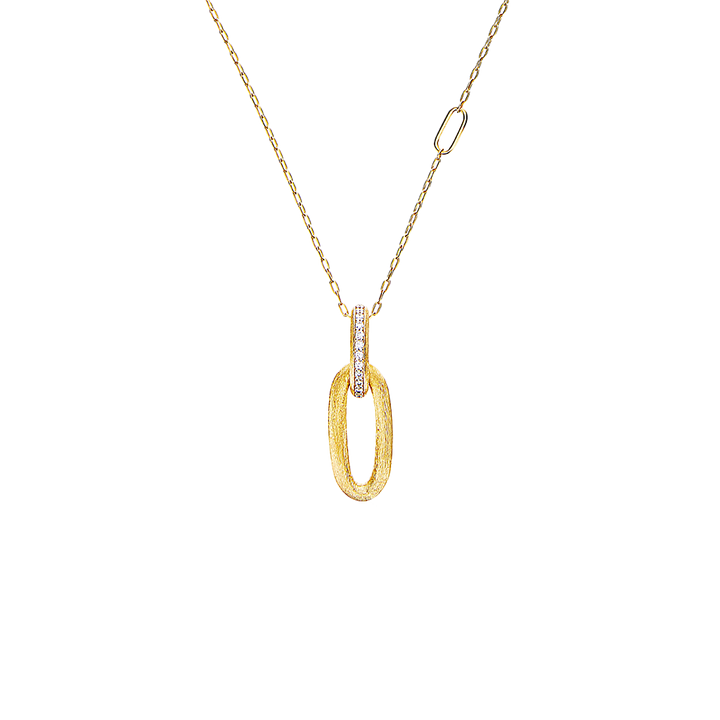 Um colar de ouro delicado com um pingente central apresentando uma forma oval alongada, possivelmente incrustada com pequenos diamantes, dando-lhe um brilho sutil. O pingente está ligado a uma fina corrente de ouro que tem um pequeno fecho redondo para fixar o colar. O fundo é branco puro, destacando a elegância e simplicidade da joia.