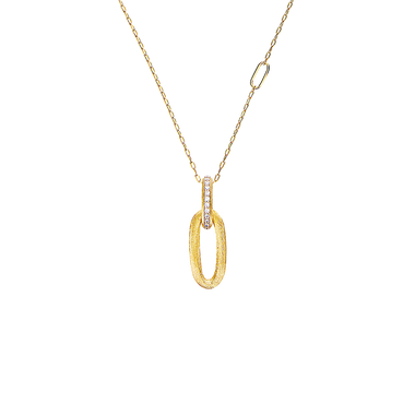 Um colar de ouro delicado com um pingente central apresentando uma forma oval alongada, possivelmente incrustada com pequenos diamantes, dando-lhe um brilho sutil. O pingente está ligado a uma fina corrente de ouro que tem um pequeno fecho redondo para fixar o colar. O fundo é branco puro, destacando a elegância e simplicidade da joia.