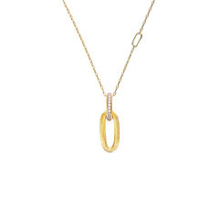 Um colar de ouro delicado com um pingente central apresentando uma forma oval alongada, possivelmente incrustada com pequenos diamantes, dando-lhe um brilho sutil. O pingente está ligado a uma fina corrente de ouro que tem um pequeno fecho redondo para fixar o colar. O fundo é branco puro, destacando a elegância e simplicidade da joia.