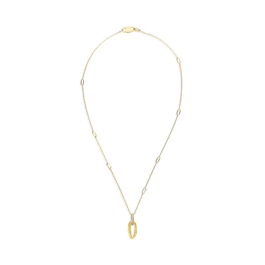 Um colar de ouro delicado com um design simples e elegante, apresentando pequenos diamantes redondos e uniformemente espaçados, fixados em configurações de bisel ao longo da corrente. O colar tem um pingente central em uma forma oval alongada, também trabalhado em ouro, que adiciona um ponto focal à peça. O fundo é claro e simples, destacando o brilho e a habilidade da joia.