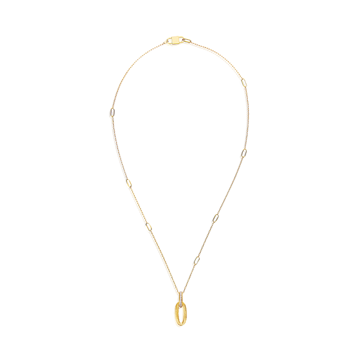 Um colar de ouro delicado com um design simples e elegante, apresentando pequenos diamantes redondos e uniformemente espaçados, fixados em configurações de bisel ao longo da corrente. O colar tem um pingente central em uma forma oval alongada, também trabalhado em ouro, que adiciona um ponto focal à peça. O fundo é claro e simples, destacando o brilho e a habilidade da joia.