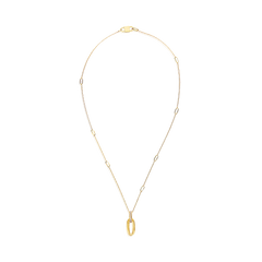 Um colar de ouro delicado com um design simples e elegante, apresentando pequenos diamantes redondos e uniformemente espaçados, fixados em configurações de bisel ao longo da corrente. O colar tem um pingente central em uma forma oval alongada, também trabalhado em ouro, que adiciona um ponto focal à peça. O fundo é claro e simples, destacando o brilho e a habilidade da joia.