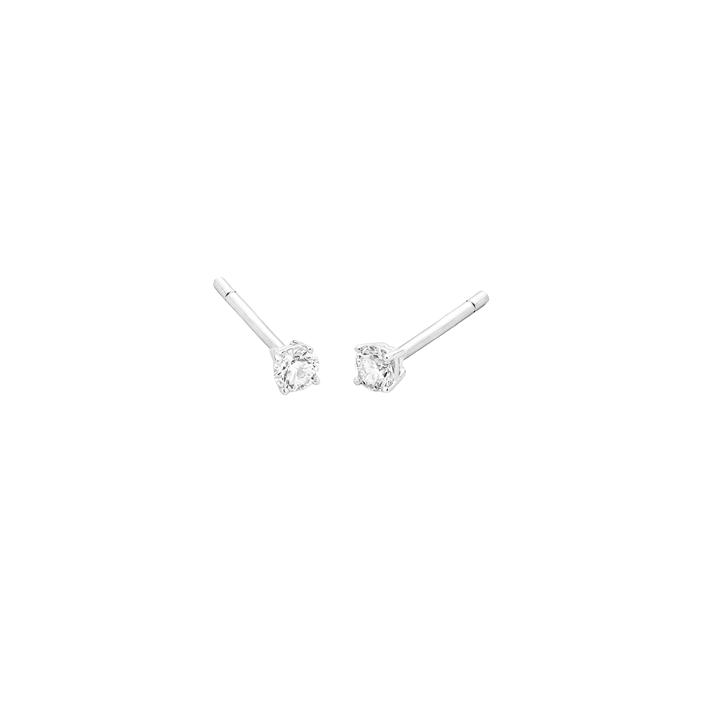 Um par de brincos de tarracha elegantes apresentando diamantes de corte redondo fixados em montagens de ouro polido. A simplicidade do design destaca o brilho e a clareza dos diamantes, tornando-os um acessório clássico e versátil.