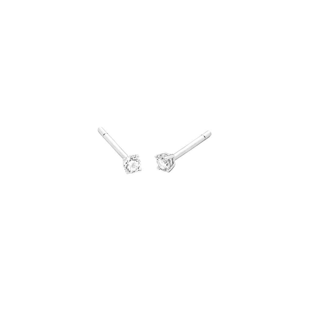 Um par de brincos de ouro branco com um design simples e elegante, apresentando um único diamante redondo em cada brinco, montado em uma configuração de quatro garras. Os diamantes estão fixados em postes retos com fecho de fricção para segurar os brincos no lugar. A combinação de ouro branco e diamantes cria um visual clássico e atemporal que pode complementar qualquer roupa.