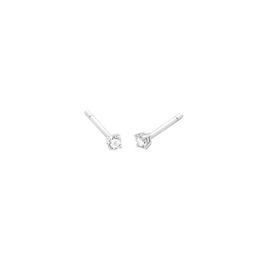 Um par de brincos de ouro branco com um design simples e elegante, apresentando um único diamante redondo em cada brinco, montado em uma configuração de quatro garras. Os diamantes estão fixados em postes retos com fecho de fricção para segurar os brincos no lugar. A combinação de ouro branco e diamantes cria um visual clássico e atemporal que pode complementar qualquer roupa.
