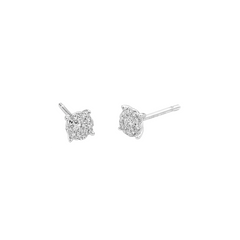 Um par de brincos pequenos de ouro branco, apresentando um conjunto de diamantes de corte redondo em uma configuração clássica de garras, criando uma aparência cintilante e elegante. Os brincos têm um fecho de tarraxa adequado para orelhas furadas. O design é simples, mas sofisticado, tornando-os versáteis para uso diário e ocasiões especiais.