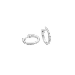 Par de brincos de argola em ouro branco, cada um com uma fileira única de diamantes redondos ao longo da borda frontal, proporcionando uma aparência clássica e elegante. Os brincos possuem um fecho articulado e são desenhados para envolver graciosamente o lóbulo da orelha.