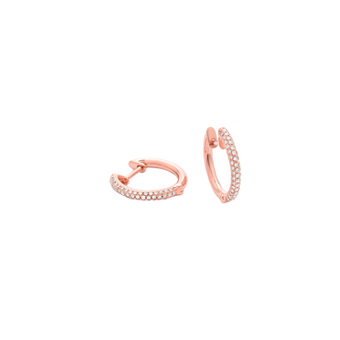 Imagem de um par de brincos em ouro rosa de 18 quilates, em forma de argola pequena e delicada. Cada brinco é adornado com duas fileiras de pequenas pedras brilhantes, provavelmente diamantes, que cobrem a parte frontal externa das argolas. O fecho dos brincos é do tipo dobradiça, proporcionando um encaixe seguro e elegante.