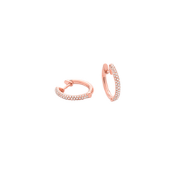 Imagem de um par de brincos em ouro rosa de 18 quilates, em forma de argola pequena e delicada. Cada brinco é adornado com duas fileiras de pequenas pedras brilhantes, provavelmente diamantes, que cobrem a parte frontal externa das argolas. O fecho dos brincos é do tipo dobradiça, proporcionando um encaixe seguro e elegante.
