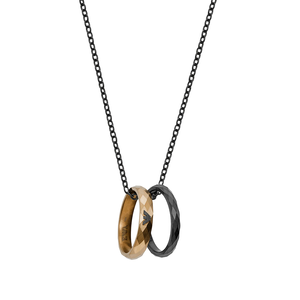  Colar de aço inoxidável da Emporio Armani com dois anéis entrelaçados em uma corrente preta. Um anel é prateado com um detalhe texturizado de fibra de carbono escura, enquanto o outro tem um acabamento dourado com o logotipo da marca gravado sutilmente. O design combina elegância com um toque industrial moderno.