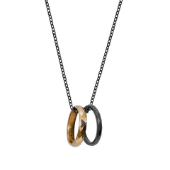  Colar de aço inoxidável da Emporio Armani com dois anéis entrelaçados em uma corrente preta. Um anel é prateado com um detalhe texturizado de fibra de carbono escura, enquanto o outro tem um acabamento dourado com o logotipo da marca gravado sutilmente. O design combina elegância com um toque industrial moderno.