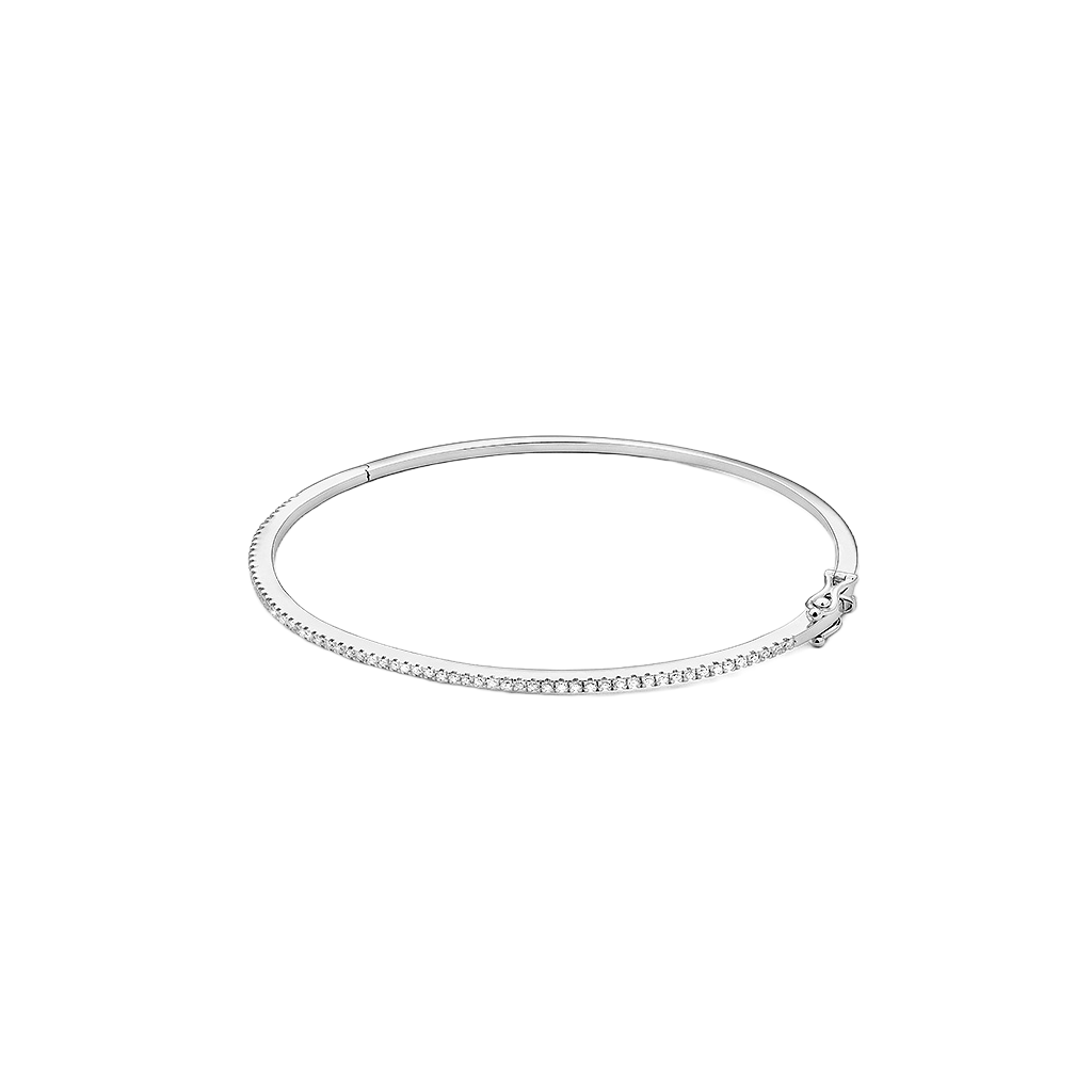 Uma pulseira de ouro adornada com diamantes. A pulseira tem um design circular elegante com um mecanismo de fecho em um dos lados. Os diamantes estão dispostos em uma única fileira ao longo da metade frontal da pulseira, proporcionando uma aparência luxuosa e sofisticada.