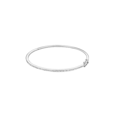 Uma pulseira de ouro adornada com diamantes. A pulseira tem um design circular elegante com um mecanismo de fecho em um dos lados. Os diamantes estão dispostos em uma única fileira ao longo da metade frontal da pulseira, proporcionando uma aparência luxuosa e sofisticada.