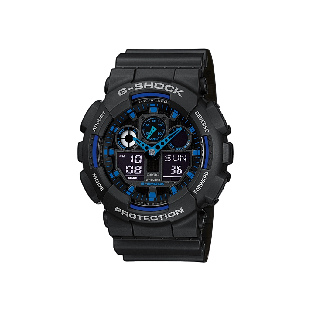 Relógio G-Shock com caixa e pulseira de resina preta. O mostrador combina exibições analógicas e digitais, com ponteiros azuis para horas, minutos e segundos. A tela digital mostra a hora, dia e data. No aro, estão inscritas as palavras ‘PROTECTION’, ‘G-SHOCK’, ‘ILLUMINATOR’, ‘WORLD TIME’, ‘ALARM’, ‘CHRONO’ e ‘TIMER’, indicando várias funções do relógio. O design geral transmite uma aparência robusta e esportiva com funcionalidades avançadas.