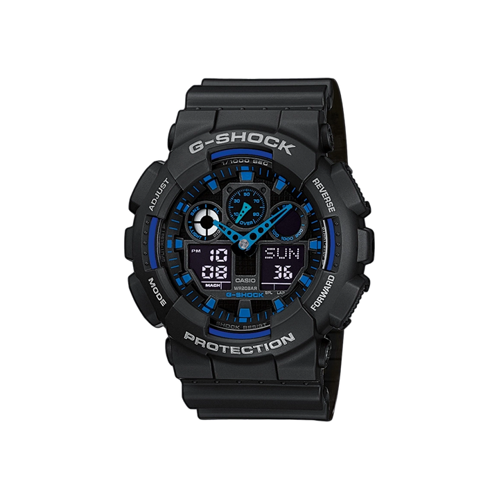 Relógio G-Shock com caixa e pulseira de resina preta. O mostrador combina exibições analógicas e digitais, com ponteiros azuis para horas, minutos e segundos. A tela digital mostra a hora, dia e data. No aro, estão inscritas as palavras ‘PROTECTION’, ‘G-SHOCK’, ‘ILLUMINATOR’, ‘WORLD TIME’, ‘ALARM’, ‘CHRONO’ e ‘TIMER’, indicando várias funções do relógio. O design geral transmite uma aparência robusta e esportiva com funcionalidades avançadas.