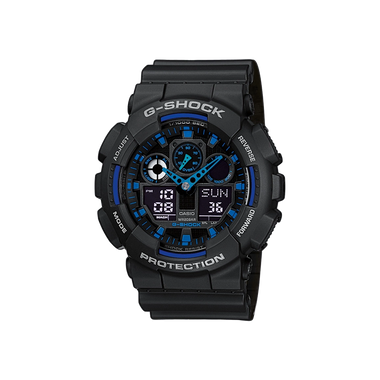 Relógio G-Shock com caixa e pulseira de resina preta. O mostrador combina exibições analógicas e digitais, com ponteiros azuis para horas, minutos e segundos. A tela digital mostra a hora, dia e data. No aro, estão inscritas as palavras ‘PROTECTION’, ‘G-SHOCK’, ‘ILLUMINATOR’, ‘WORLD TIME’, ‘ALARM’, ‘CHRONO’ e ‘TIMER’, indicando várias funções do relógio. O design geral transmite uma aparência robusta e esportiva com funcionalidades avançadas.
